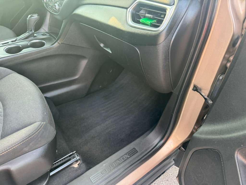 Photo 13 of this CHEVROLET EQUINOX