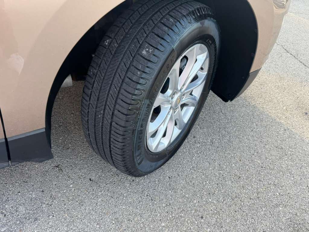 Photo 11 of this CHEVROLET EQUINOX