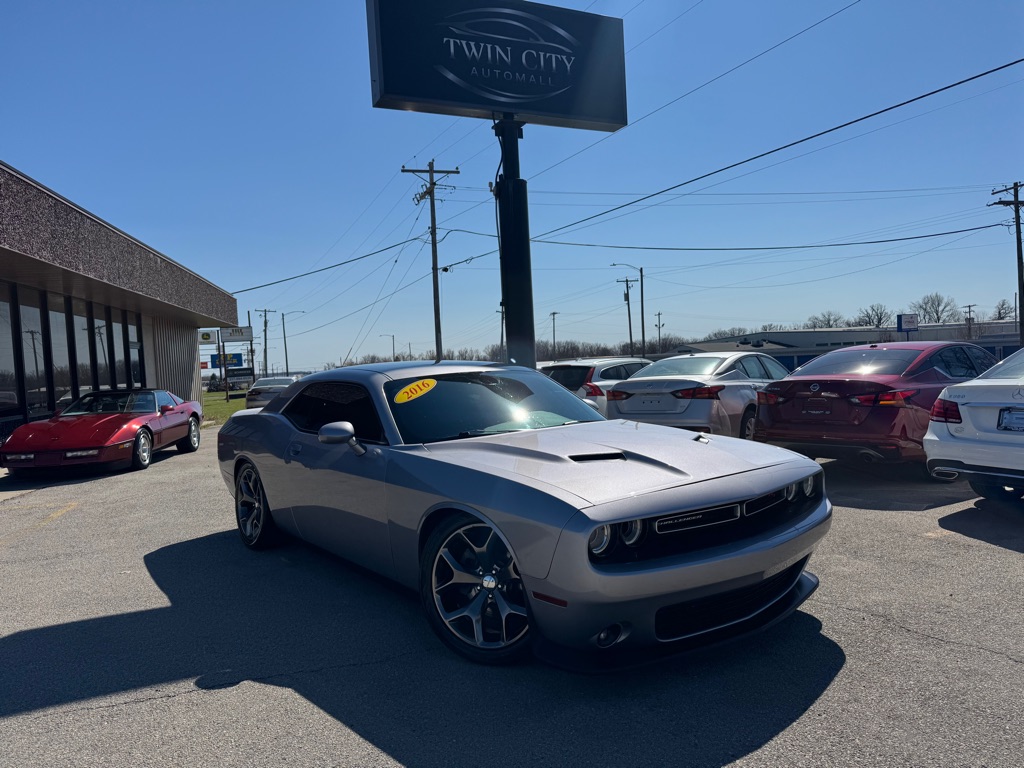 2016 Dodge Challenger R/T's photo