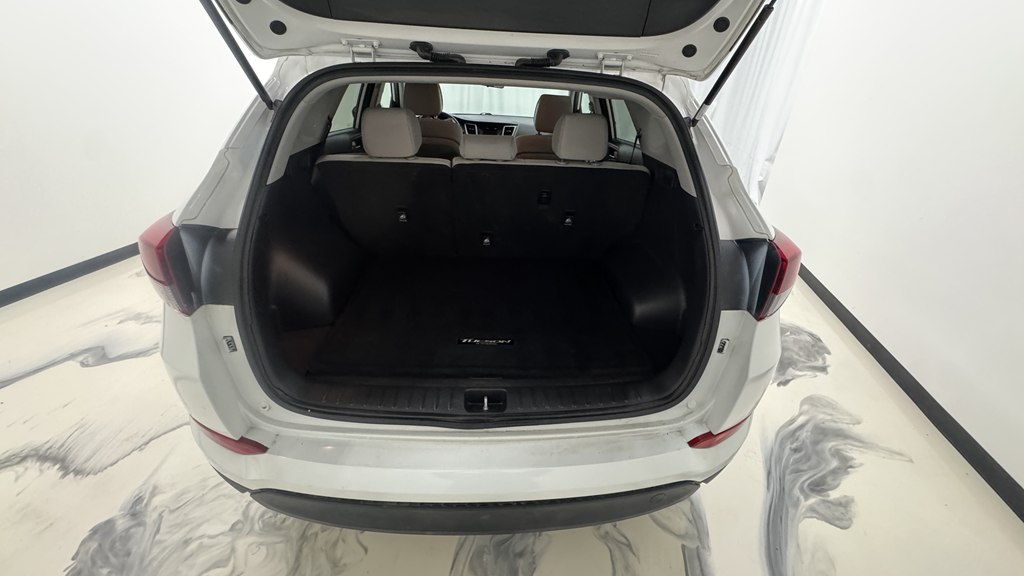 Photo 10 of this HYUNDAI TUCSON