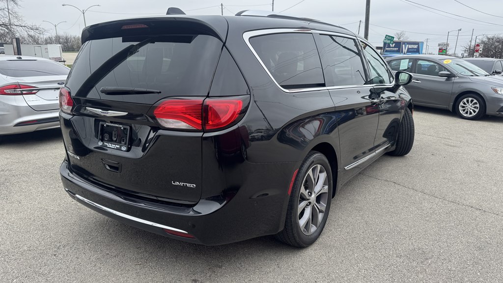 Photo 8 of this CHRYSLER PACIFICA