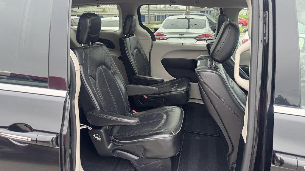 Photo 26 of this CHRYSLER PACIFICA