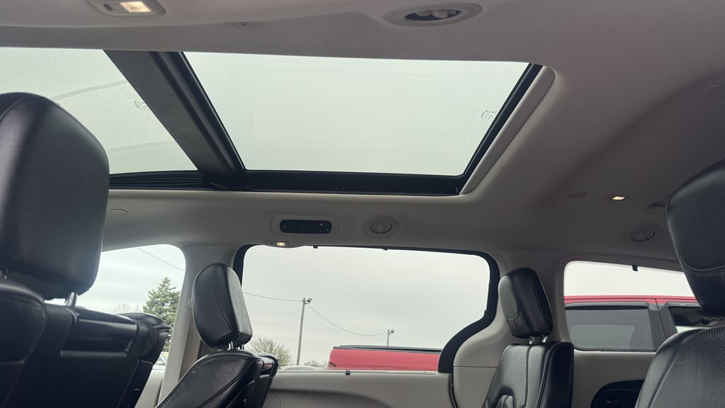 Photo 23 of this CHRYSLER PACIFICA