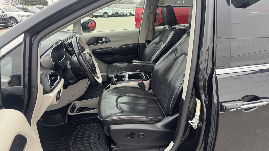 Photo 16 of this CHRYSLER PACIFICA