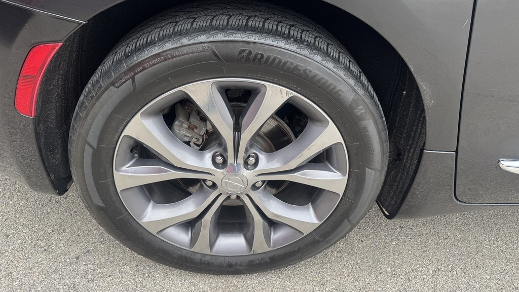 Photo 13 of this CHRYSLER PACIFICA