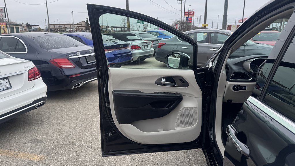 Photo 14 of this CHRYSLER PACIFICA
