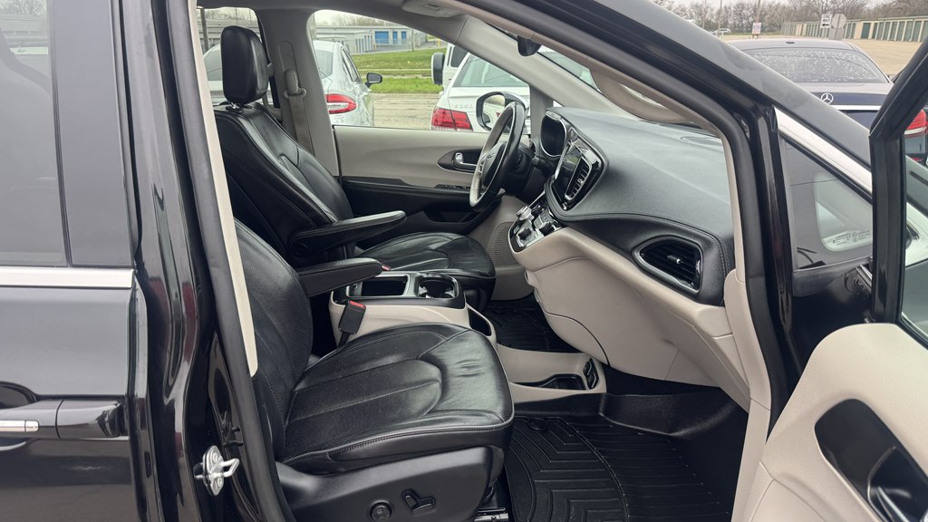 Photo 30 of this CHRYSLER PACIFICA