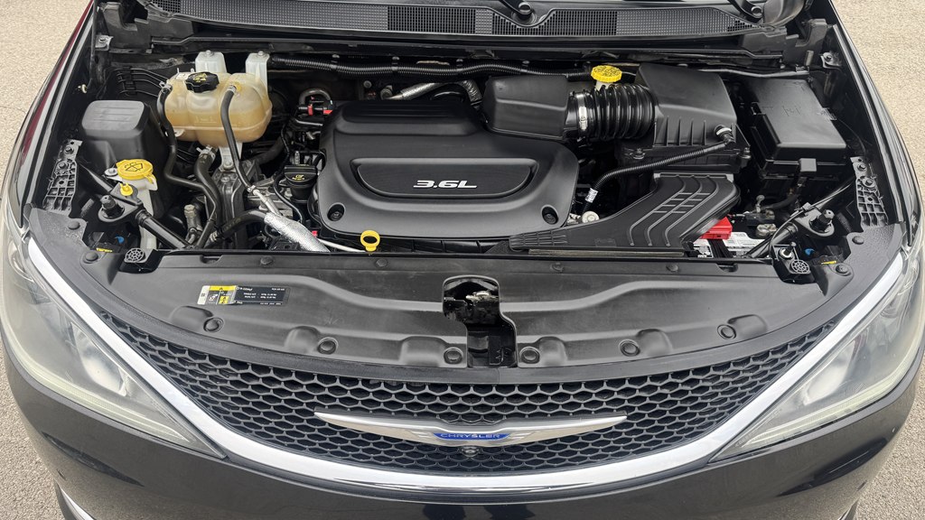 Photo 10 of this CHRYSLER PACIFICA