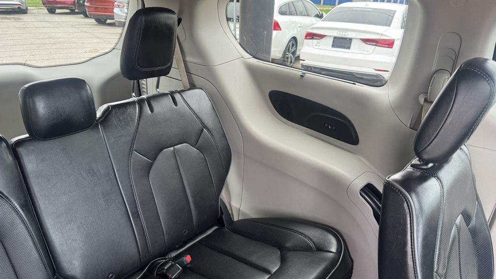 Photo 27 of this CHRYSLER PACIFICA