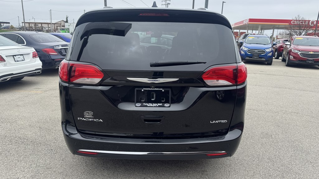 Photo 7 of this CHRYSLER PACIFICA