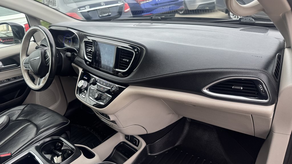 Photo 29 of this CHRYSLER PACIFICA