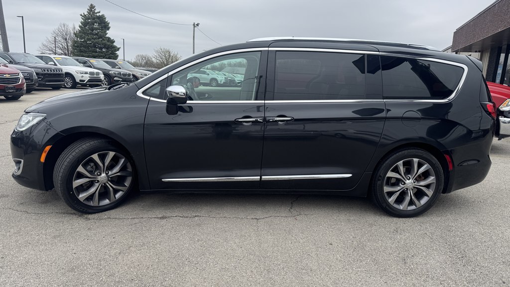 Photo 5 of this CHRYSLER PACIFICA