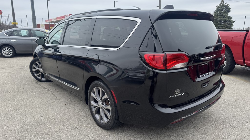 Photo 6 of this CHRYSLER PACIFICA