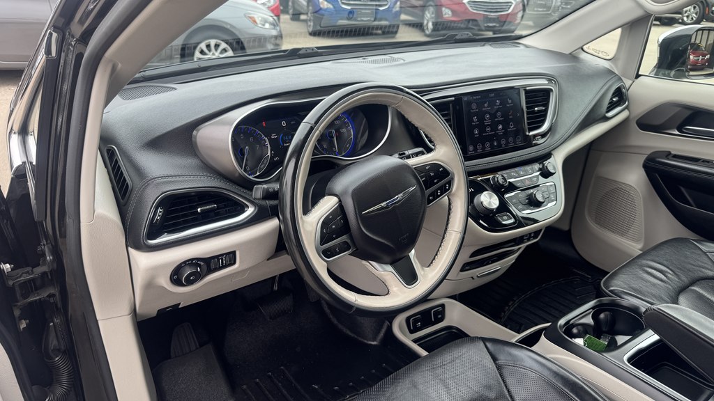 Photo 15 of this CHRYSLER PACIFICA