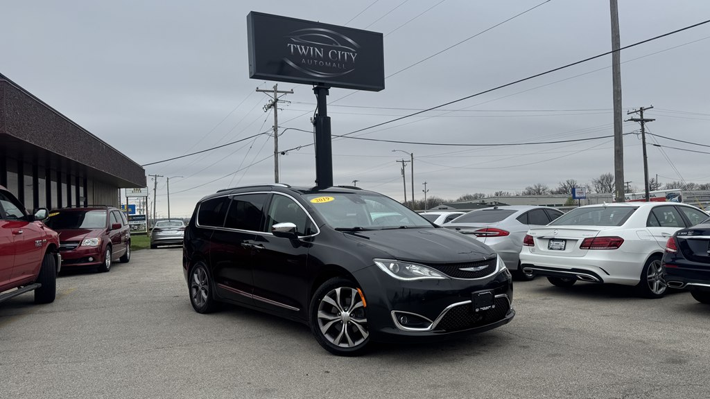 2019 Chrysler Pacifica Limited's photo