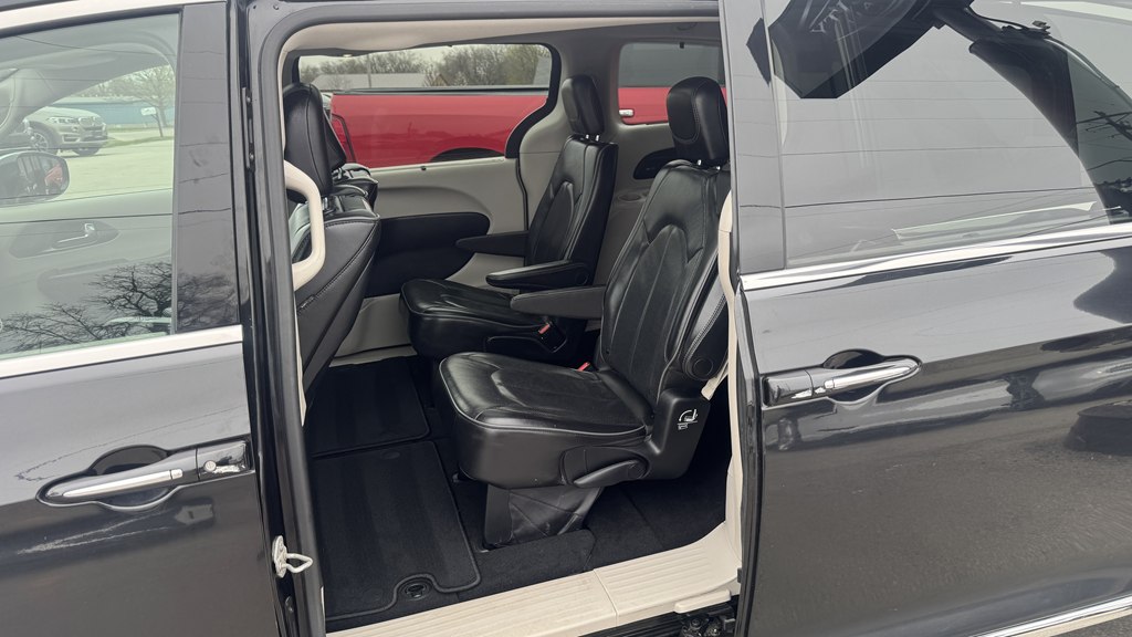 Photo 21 of this CHRYSLER PACIFICA