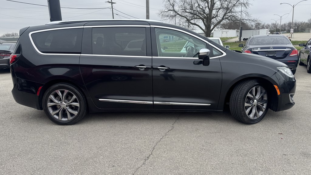 Photo 9 of this CHRYSLER PACIFICA