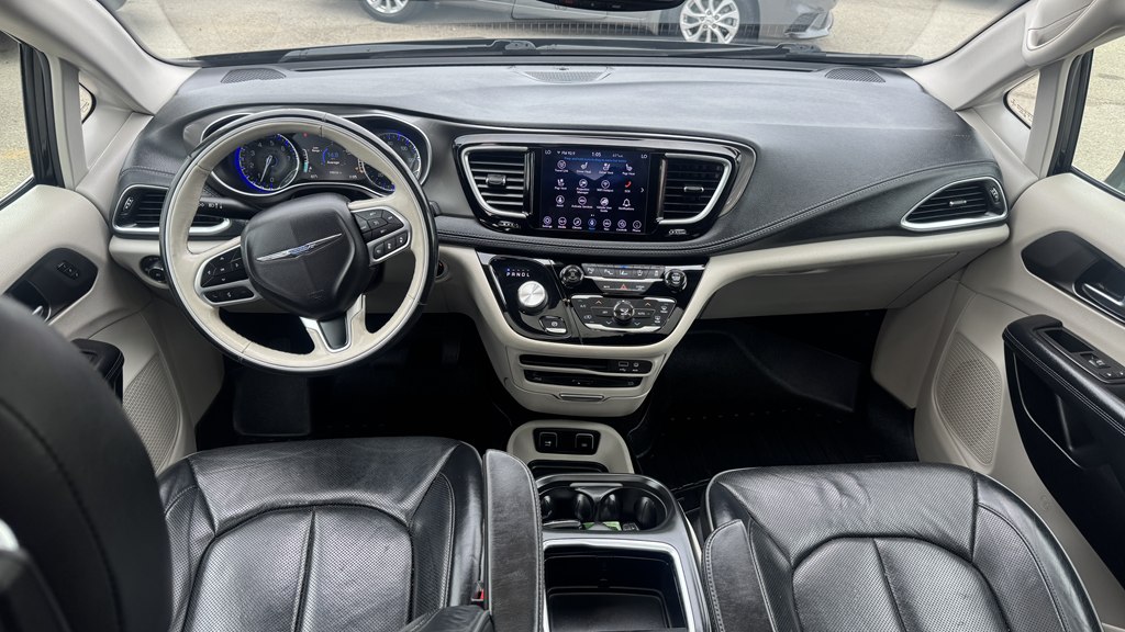 Photo 24 of this CHRYSLER PACIFICA