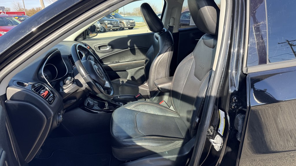 Photo 15 of this JEEP COMPASS