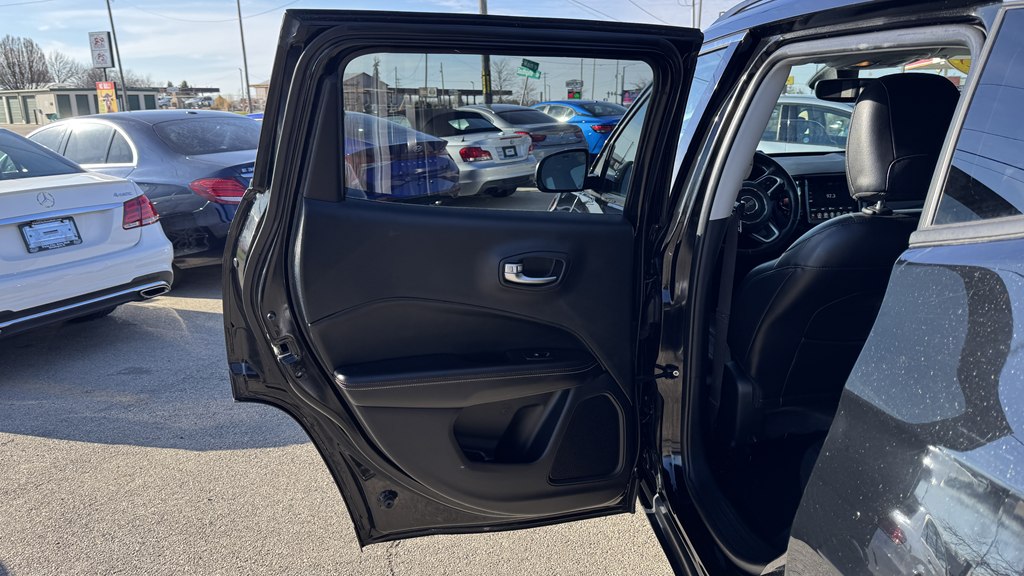 Photo 20 of this JEEP COMPASS