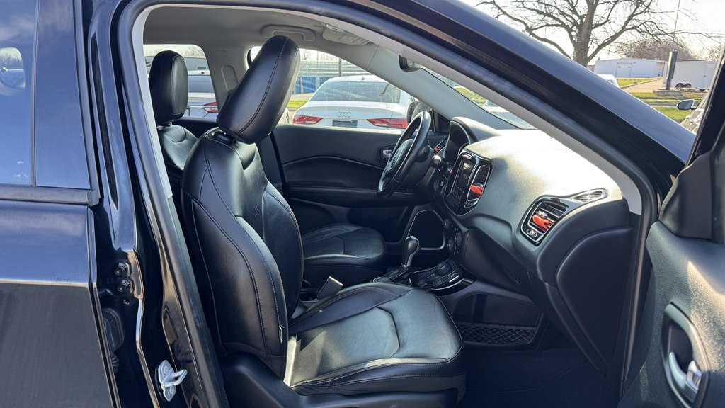 Photo 27 of this JEEP COMPASS