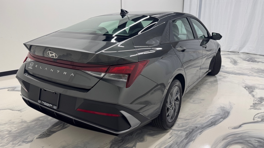 Photo 8 of this HYUNDAI ELANTRA