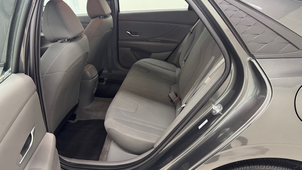 Photo 22 of this HYUNDAI ELANTRA