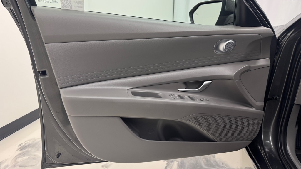 Photo 14 of this HYUNDAI ELANTRA