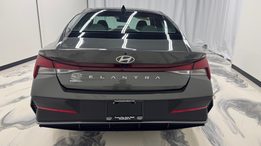 Photo 7 of this HYUNDAI ELANTRA
