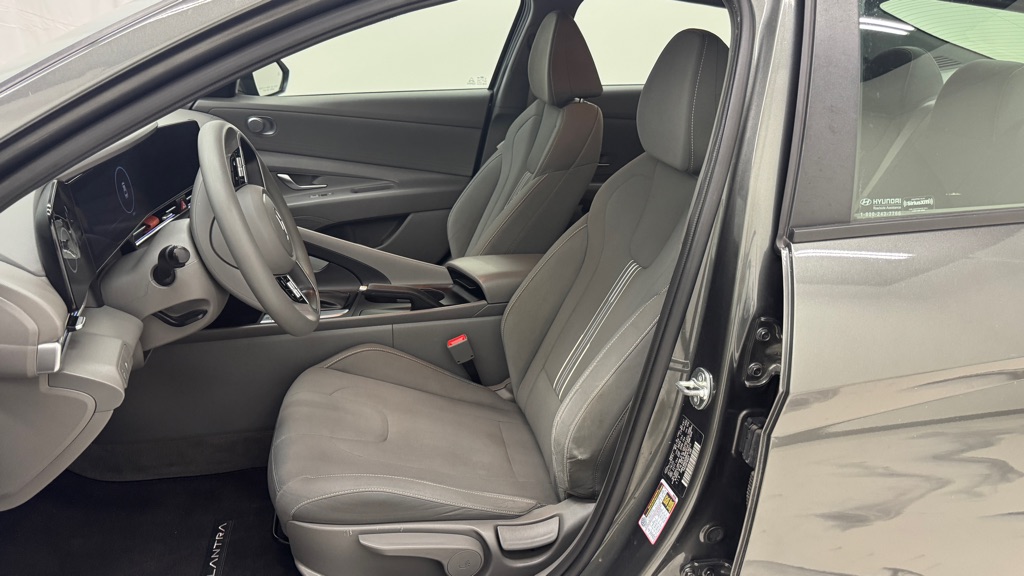 Photo 16 of this HYUNDAI ELANTRA