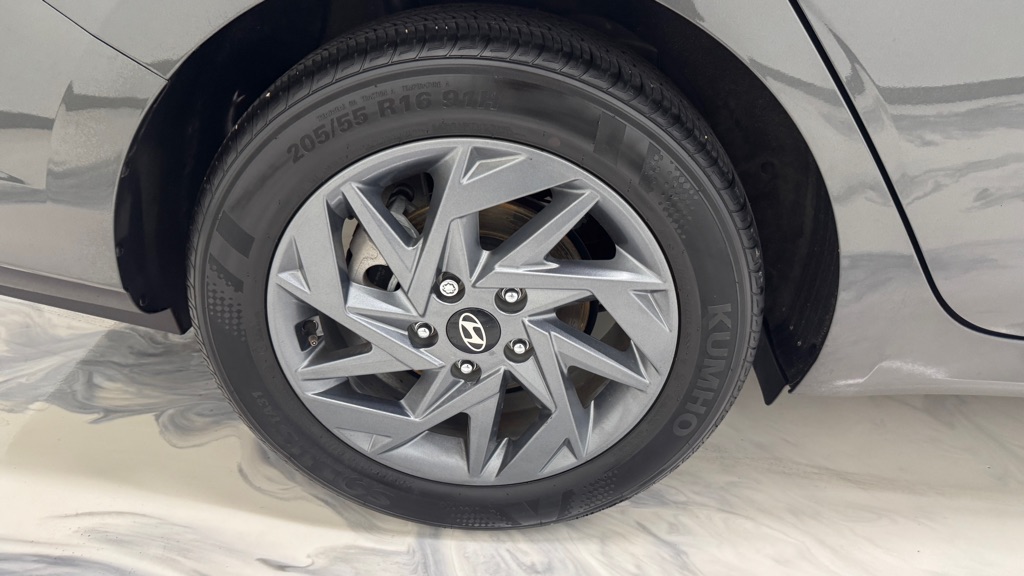 Photo 13 of this HYUNDAI ELANTRA