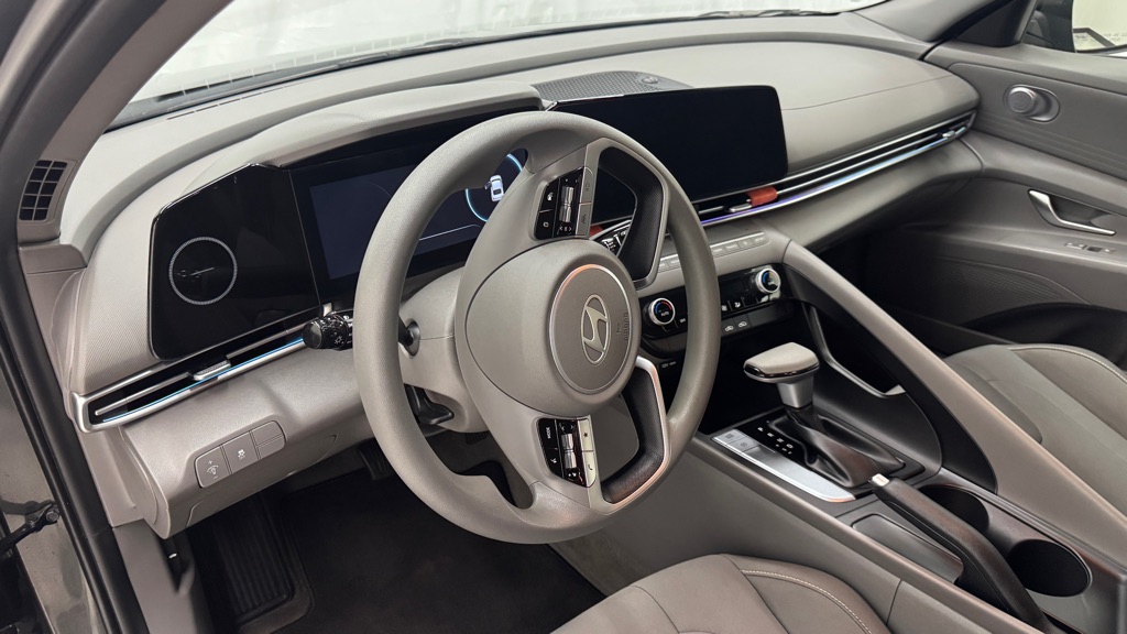 Photo 15 of this HYUNDAI ELANTRA