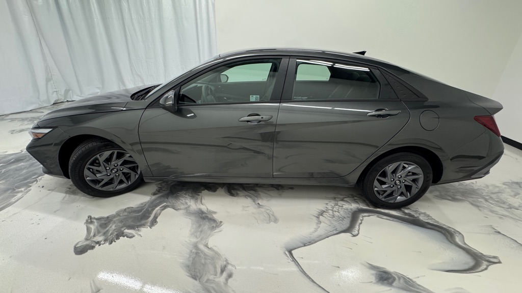 Photo 5 of this HYUNDAI ELANTRA