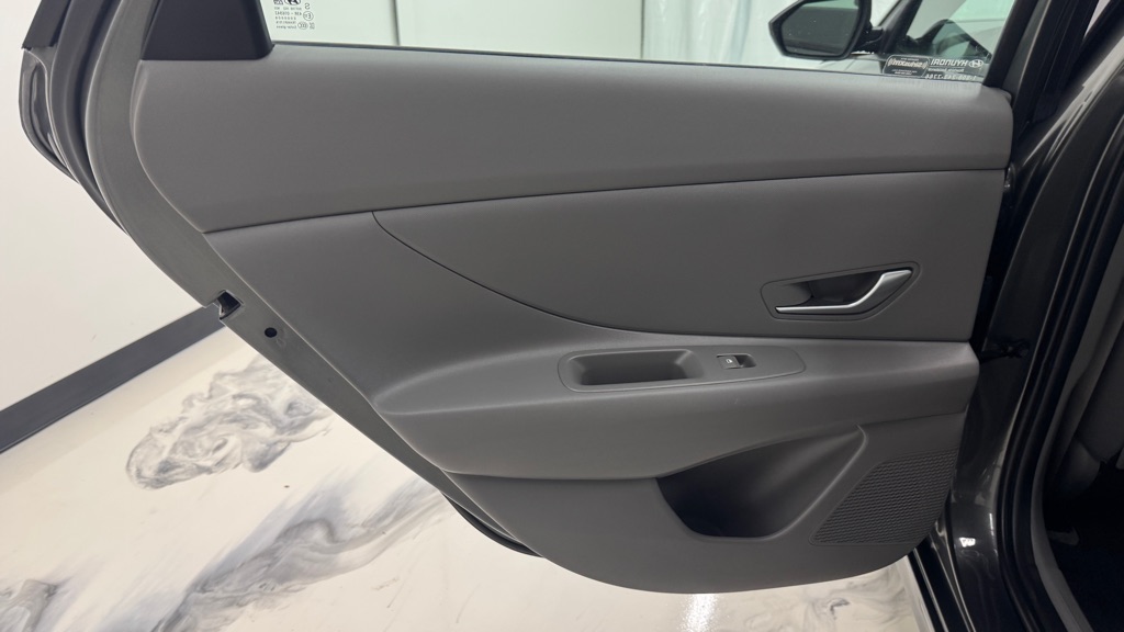 Photo 21 of this HYUNDAI ELANTRA
