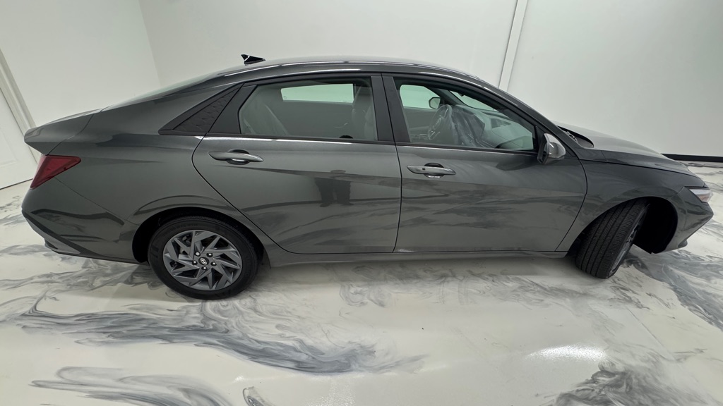 Photo 9 of this HYUNDAI ELANTRA