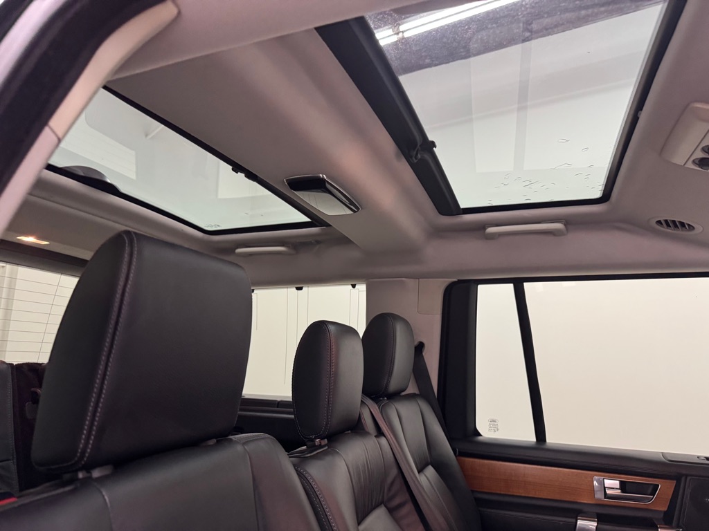 Photo 22 of this LAND ROVER LR4
