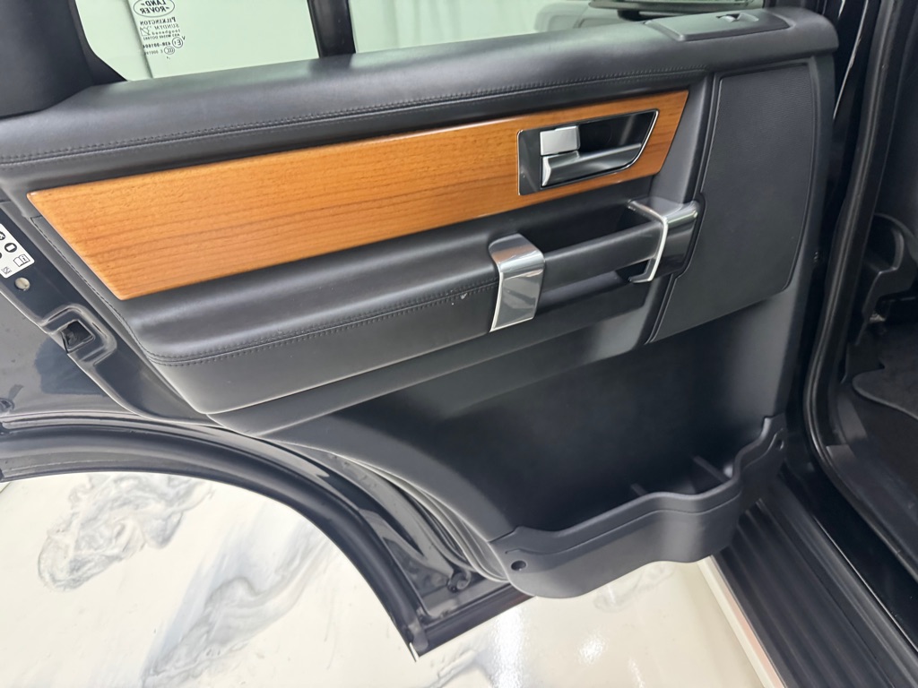 Photo 25 of this LAND ROVER LR4