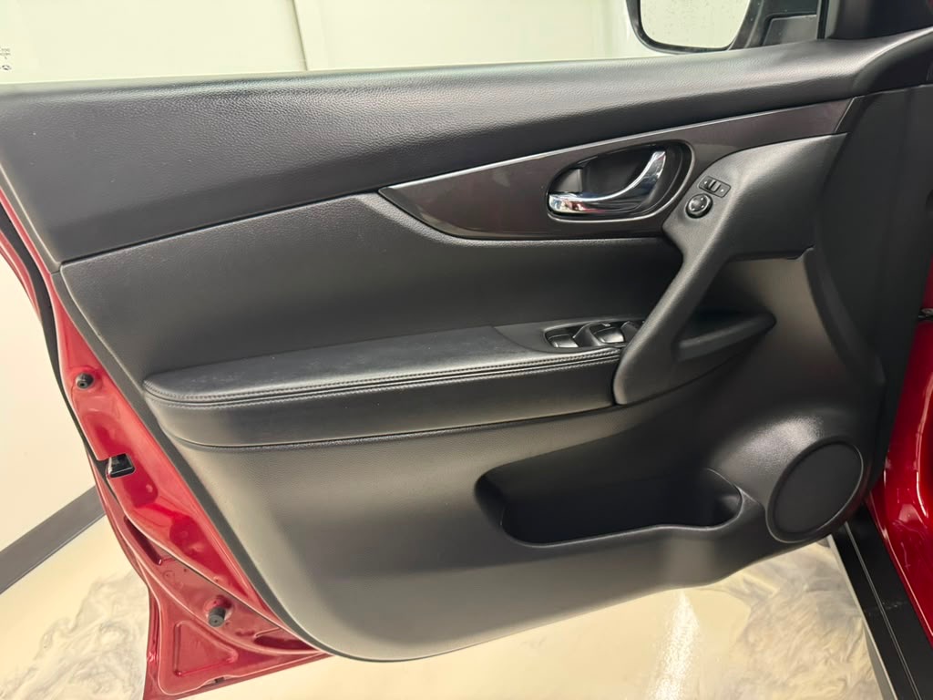 Photo 21 of this NISSAN ROGUE