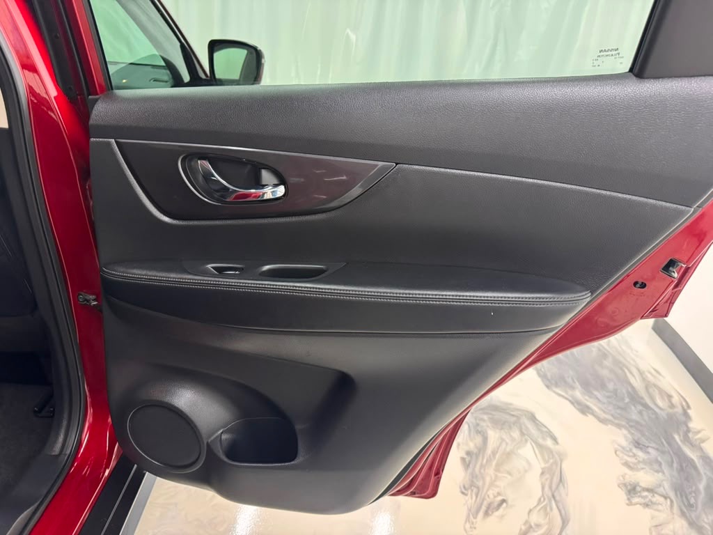 Photo 15 of this NISSAN ROGUE
