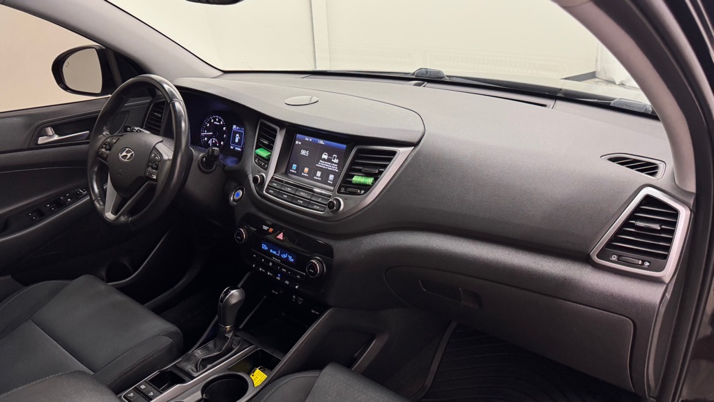 Photo 27 of this HYUNDAI TUCSON