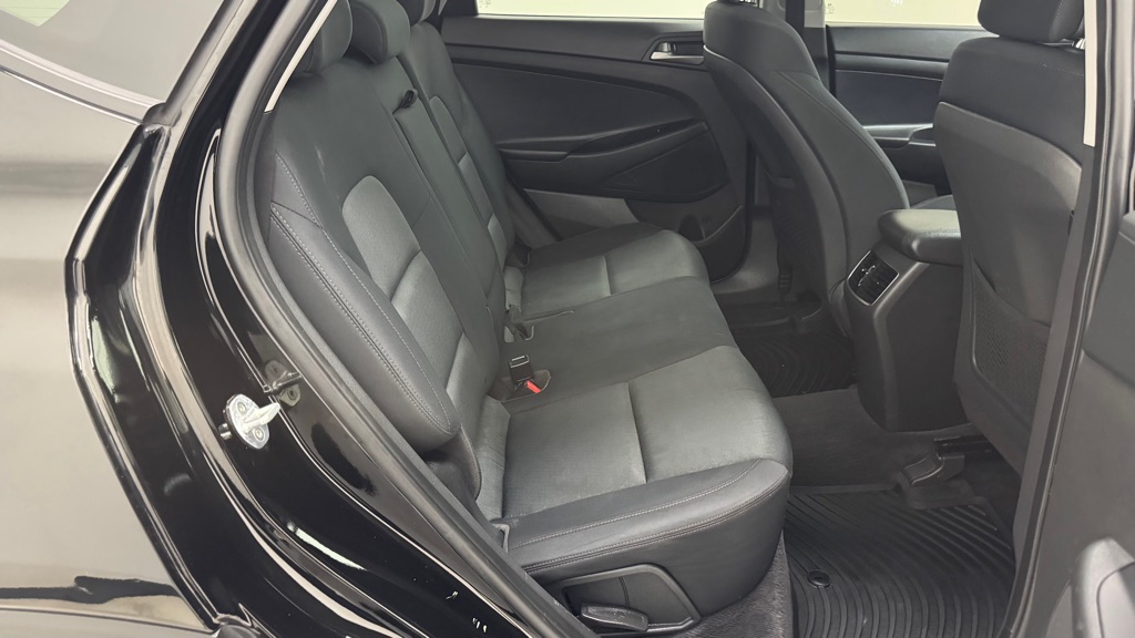 Photo 25 of this HYUNDAI TUCSON