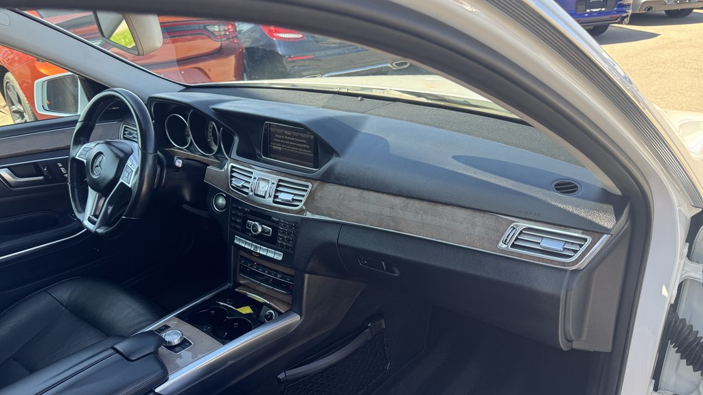 Photo 28 of this MERCEDES-BENZ E-CLASS