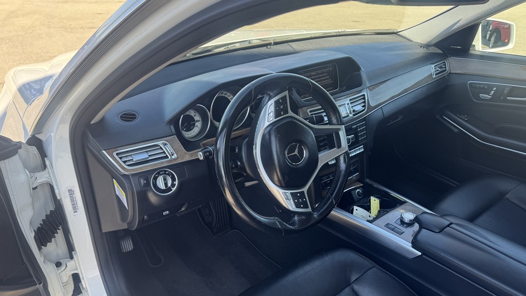 Photo 14 of this MERCEDES-BENZ E-CLASS