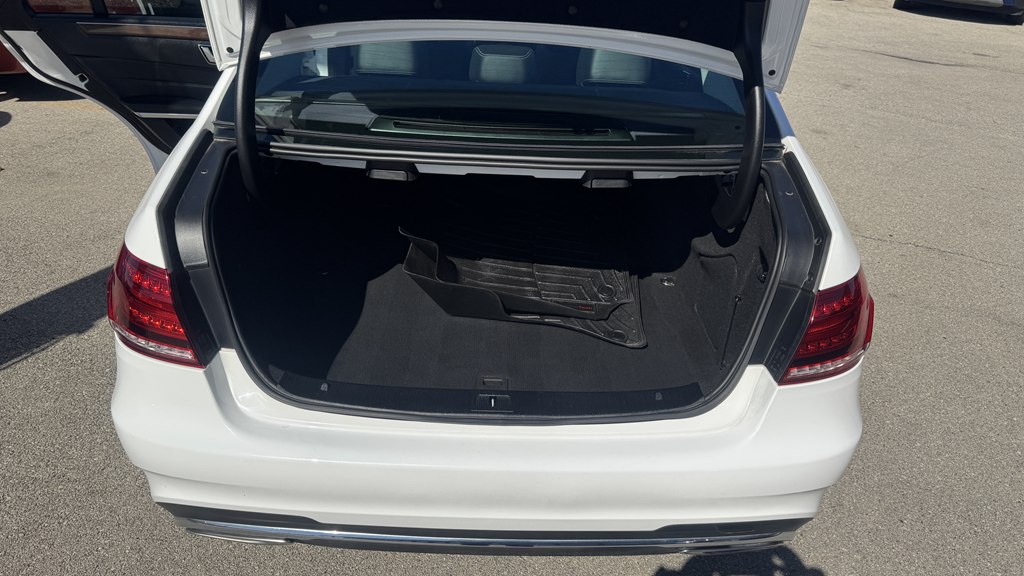 Photo 21 of this MERCEDES-BENZ E-CLASS