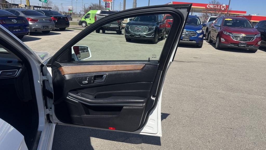 Photo 27 of this MERCEDES-BENZ E-CLASS