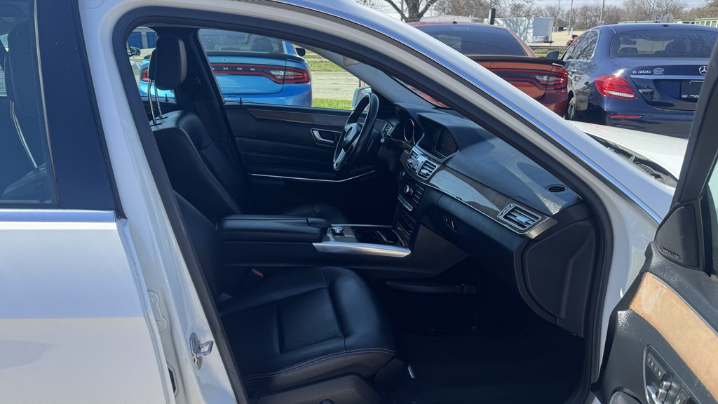 Photo 29 of this MERCEDES-BENZ E-CLASS