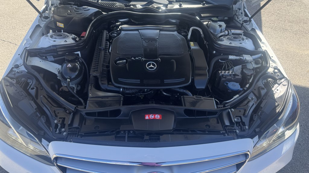 Photo 10 of this MERCEDES-BENZ E-CLASS