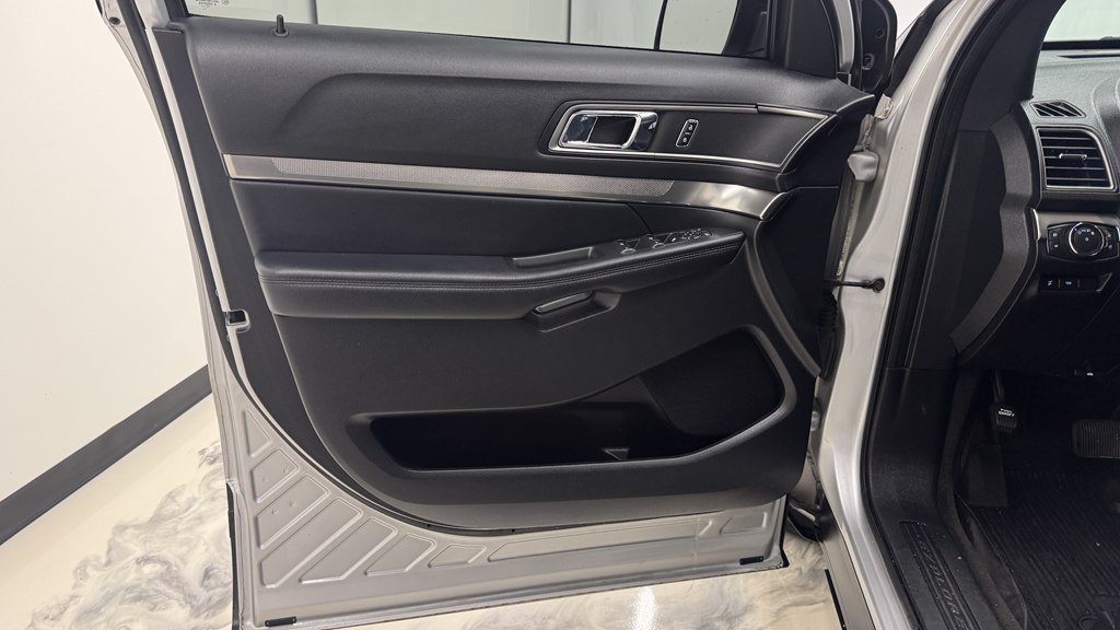 Photo 14 of this FORD EXPLORER