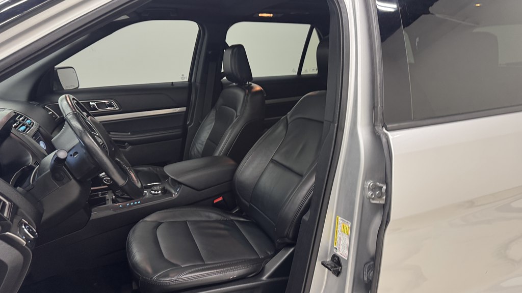 Photo 16 of this FORD EXPLORER