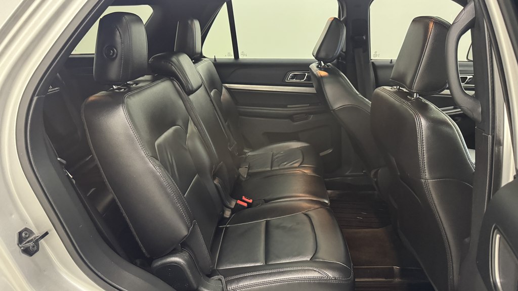 Photo 26 of this FORD EXPLORER